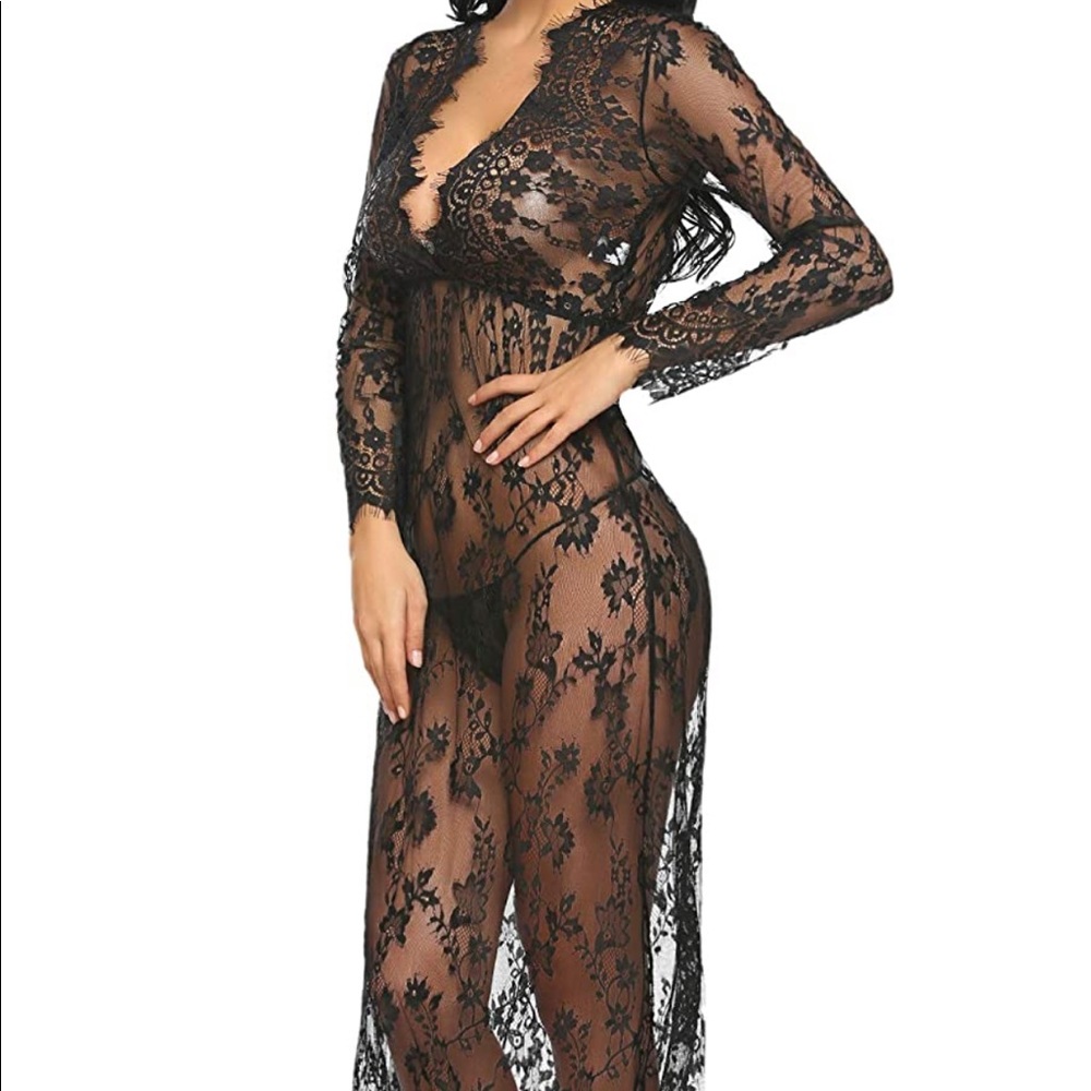 Elegant Black Decorative Lace V-neck Long Sleeve Floor Length 3XL Nightgown